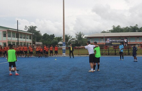 ม.นครพนม ฝึกอบรมให้ความรู้ศาสตร์กีฬาฟุตบอล แก่นักเรียนโรงเรียนกีฬาจังหวัดนครพนม