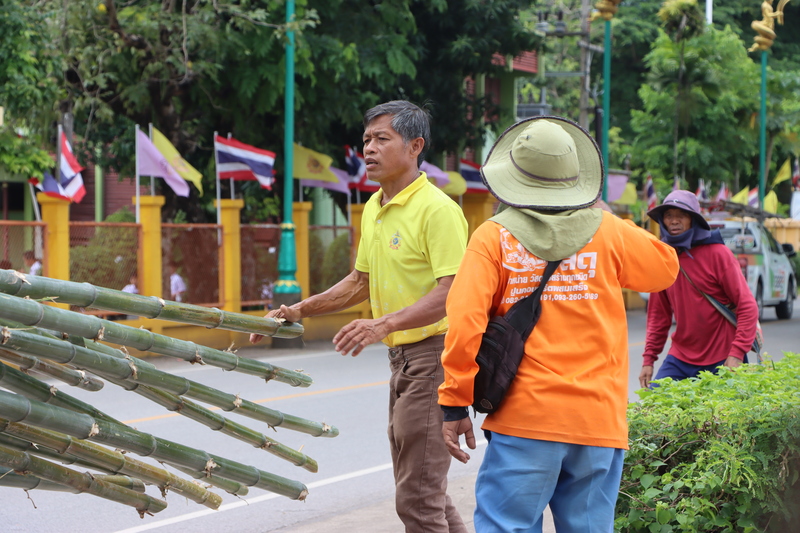 กลุ่มศิลปินเรือไฟโชว์ ม.นครพนม ทำพิธีขอขมา พร้อมขนไม้ไผ่เตรียมสร้างโครงเรือไฟ