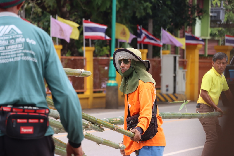 กลุ่มศิลปินเรือไฟโชว์ ม.นครพนม ทำพิธีขอขมา พร้อมขนไม้ไผ่เตรียมสร้างโครงเรือไฟ