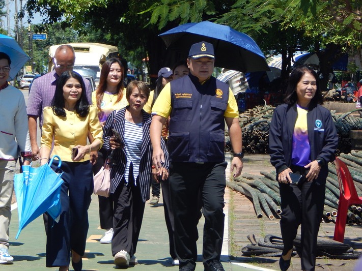 ม.นครพนม พร้อมรองผู้ว่าฯ นครพนม ลงพื้นที่ตรวจเยี่ยมให้กำลังใจคณะผู้จัดทำเรือไฟ