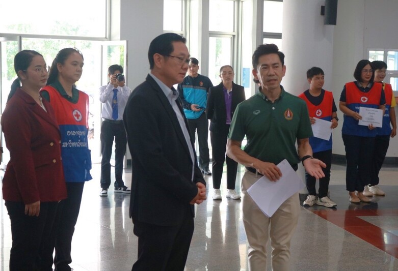 ม.นครพนม มอบเครื่องอุปโภคบริโภคและเครื่องนุ่งห่มแก่นักศึกษาที่ได้รับผลกระทบจากอุทกภัย