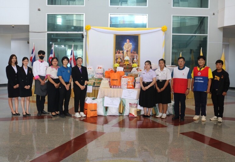 ม.นครพนม มอบเครื่องอุปโภคบริโภคและเครื่องนุ่งห่มแก่นักศึกษาที่ได้รับผลกระทบจากอุทกภัย