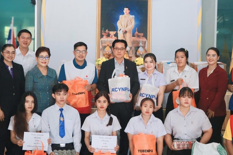 ม.นครพนม มอบเครื่องอุปโภคบริโภคและเครื่องนุ่งห่มแก่นักศึกษาที่ได้รับผลกระทบจากอุทกภัย