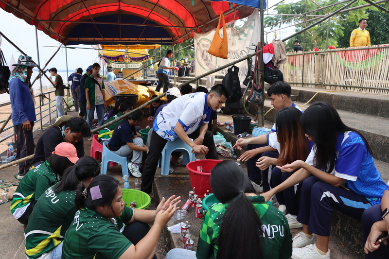 ม.นครพนม จัดพิธีบวงสรวงเสริมสิริมงคลก่อนไหลเรือไฟโชว์งานประเพณีไหลเรือไฟนครพนม ประจำปี 2567