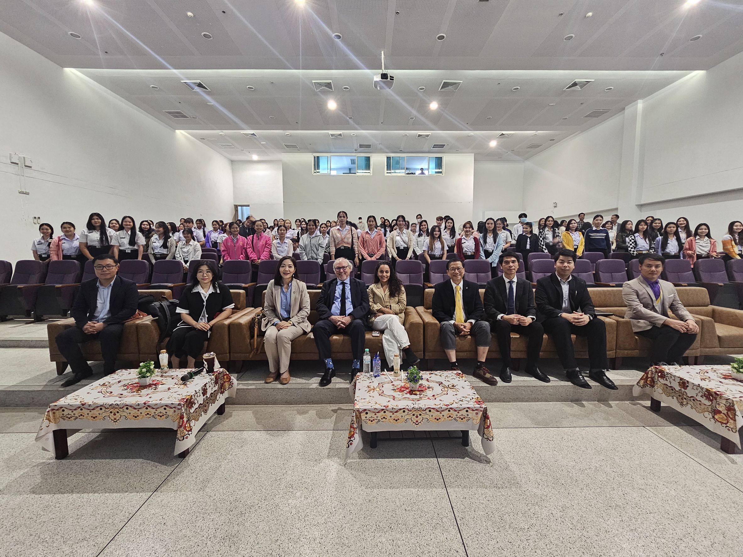 กองบริหารวิชาการ ม.นครพนม จัดกิจกรรมบรรยายแนวทางการศึกษาต่อ การฝึกประสบการณ์และการทำงานในประเทศสหรัฐอเมริกา