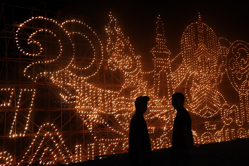 ม.นครพนม นำคณะสำนักงบประมาณ ร่วมชมกิจกรรมไหลเรือไฟ จ.นครพนม