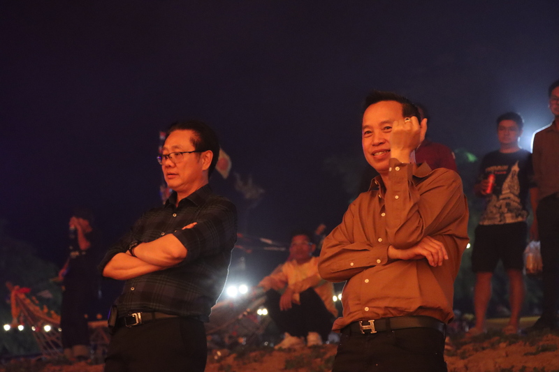 ม.นครพนม นำคณะสำนักงบประมาณ ร่วมชมกิจกรรมไหลเรือไฟ จ.นครพนม