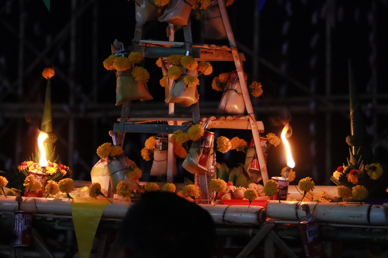 ม.นครพนม นำคณะสำนักงบประมาณ ร่วมชมกิจกรรมไหลเรือไฟ จ.นครพนม