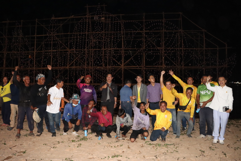 ม.นครพนม นำคณะสำนักงบประมาณ ร่วมชมกิจกรรมไหลเรือไฟ จ.นครพนม