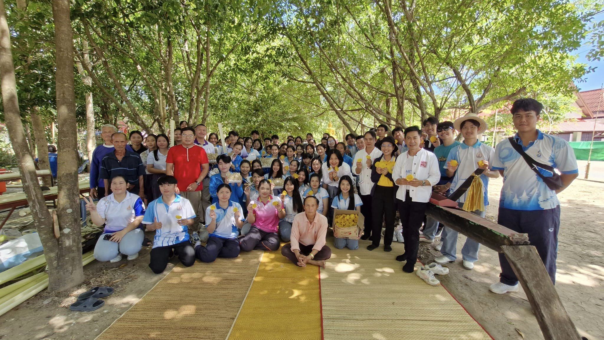 นักศึกษามหาวิทยาลัยนครพนมลงพื้นที่จัดทำเรือไฟโบราณร่วมกับชุมชน ณ วัดสว่างสุวรรณาราม จังหวัดนครพนม