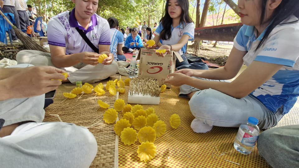 นักศึกษามหาวิทยาลัยนครพนมลงพื้นที่จัดทำเรือไฟโบราณร่วมกับชุมชน ณ วัดสว่างสุวรรณาราม จังหวัดนครพนม