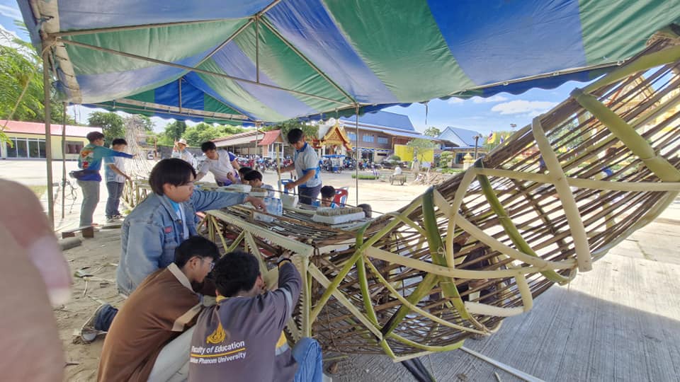 นักศึกษามหาวิทยาลัยนครพนมลงพื้นที่จัดทำเรือไฟโบราณร่วมกับชุมชน ณ วัดสว่างสุวรรณาราม จังหวัดนครพนม