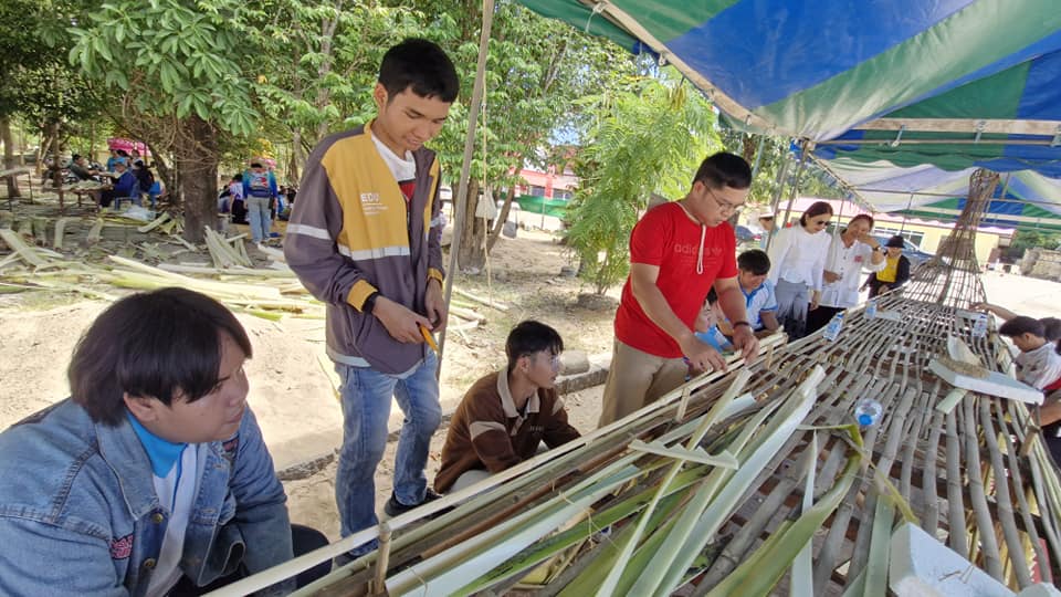นักศึกษามหาวิทยาลัยนครพนมลงพื้นที่จัดทำเรือไฟโบราณร่วมกับชุมชน ณ วัดสว่างสุวรรณาราม จังหวัดนครพนม