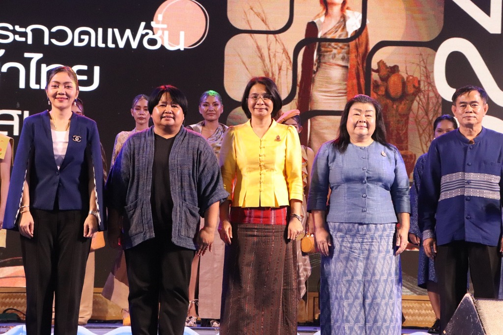 ม.นครพนม ร่วมตัดสินประกวดแฟชั่นชุดผ้าไทยใส่ให้สนุก ส่งเสริมอนุรักษ์ผ้าไทย