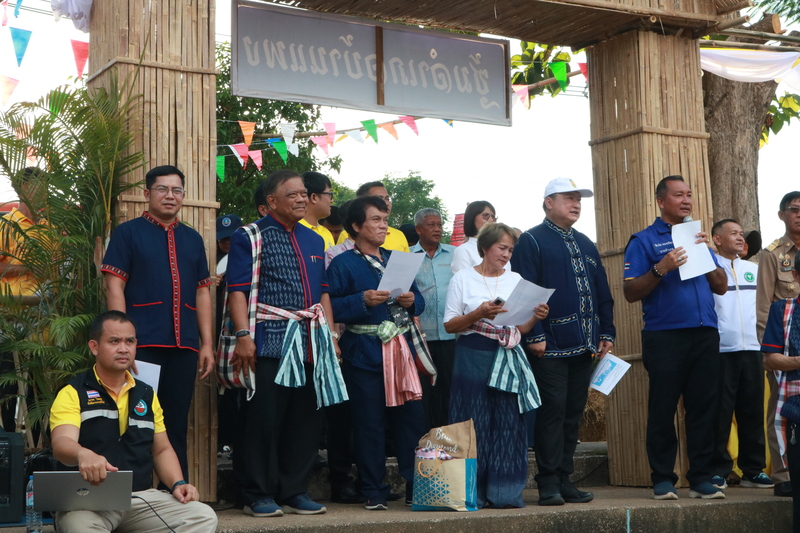 ม.นครพนม ร่วมลงพื้นที่ตรวจเยี่ยมให้กำลังใจคณะผู้จัดทำเรือไฟ