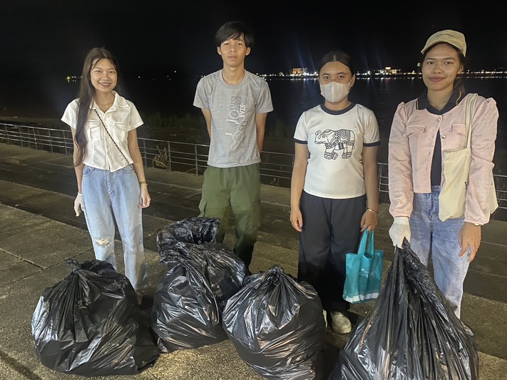 นักศึกษาจิตอาสา ม.นครพนม ร่วมจัดการขยะในเทศกาลไหลเรือไฟ