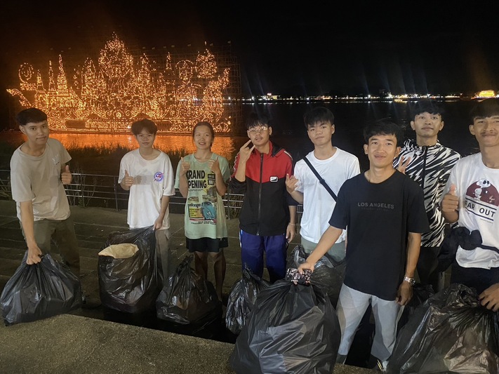 นักศึกษาจิตอาสา ม.นครพนม ร่วมจัดการขยะในเทศกาลไหลเรือไฟ