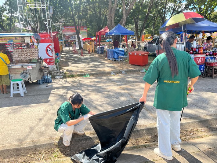 นักศึกษาจิตอาสา ม.นครพนม ร่วมจัดการขยะในเทศกาลไหลเรือไฟ
