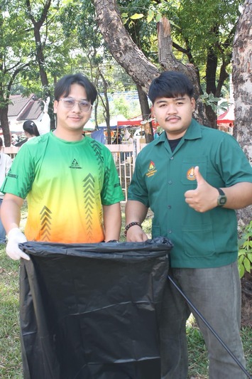 นักศึกษาจิตอาสา ม.นครพนม ร่วมจัดการขยะในเทศกาลไหลเรือไฟ