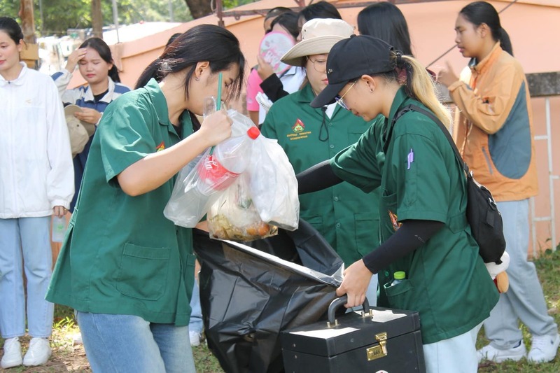 นักศึกษาจิตอาสา ม.นครพนม ร่วมจัดการขยะในเทศกาลไหลเรือไฟ