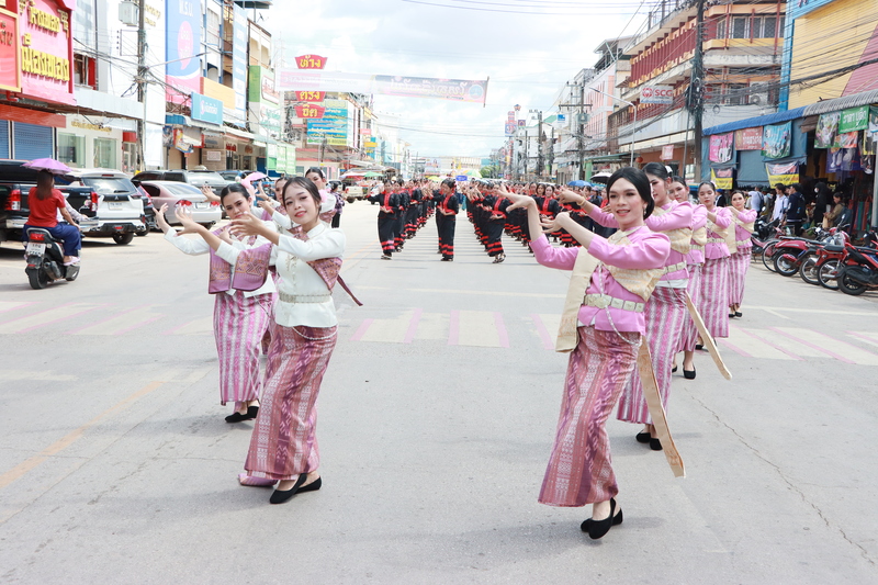 ม.นครพนม ร่วมพิธีอัญเชิญไฟพระฤกษ์ แห่ปราสาทผึ้ง ประเพณีออกพรรษาและไหลเรือไฟ ประจำปี 2567