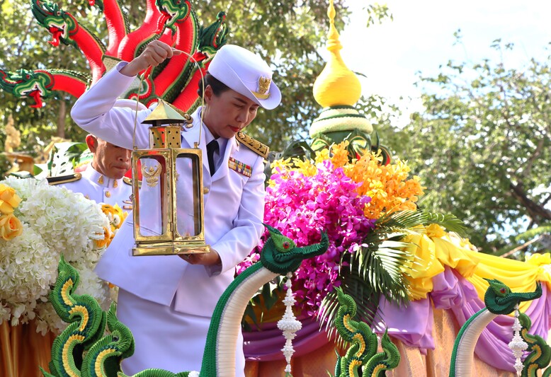 ม.นครพนม ร่วมพิธีอัญเชิญไฟพระฤกษ์ แห่ปราสาทผึ้ง ประเพณีออกพรรษาและไหลเรือไฟ ประจำปี 2567