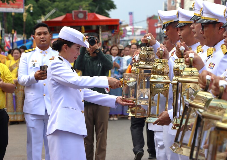 ม.นครพนม ร่วมพิธีอัญเชิญไฟพระฤกษ์ แห่ปราสาทผึ้ง ประเพณีออกพรรษาและไหลเรือไฟ ประจำปี 2567