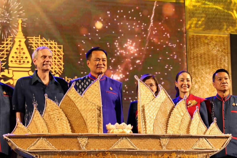 ม.นครพนม ร่วมพิธีเปิดงานมหกรรมไหลเรือไฟนครพนม ประจำปี 2567