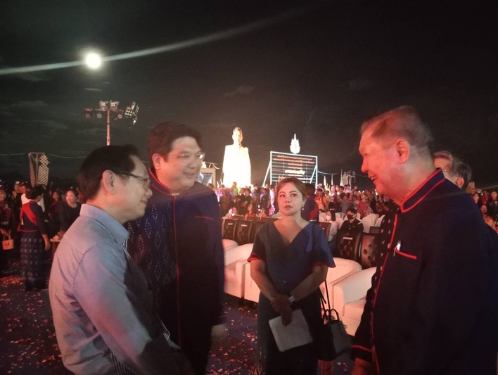 ม.นครพนม ร่วมพิธีเปิดงานมหกรรมไหลเรือไฟนครพนม ประจำปี 2567