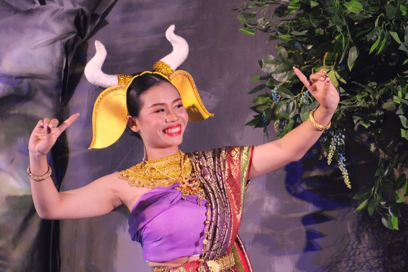 ม.นครพนม ร่วมพิธีเปิดงานมหกรรมไหลเรือไฟนครพนม ประจำปี 2567