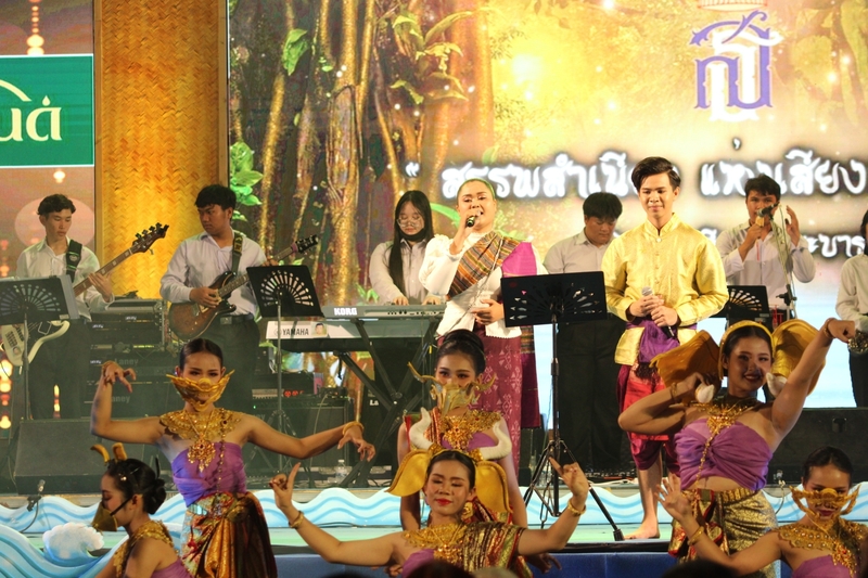 ม.นครพนม ร่วมพิธีเปิดงานมหกรรมไหลเรือไฟนครพนม ประจำปี 2567