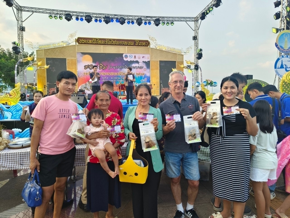 นักวิจัย ม.นครพนม จัดสาธิตการทำกะละแมโบราณ ชวนชิมเมนูอาหารถิ่นนครพนม ยลเรือไฟโบราณ งานประเพณีไหลเรือไฟ 2567