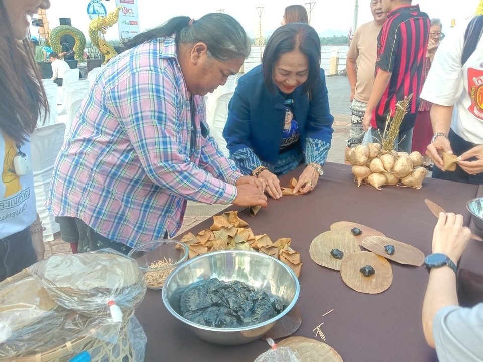 นักวิจัย ม.นครพนม จัดสาธิตการทำกะละแมโบราณ ชวนชิมเมนูอาหารถิ่นนครพนม ยลเรือไฟโบราณ งานประเพณีไหลเรือไฟ 2567