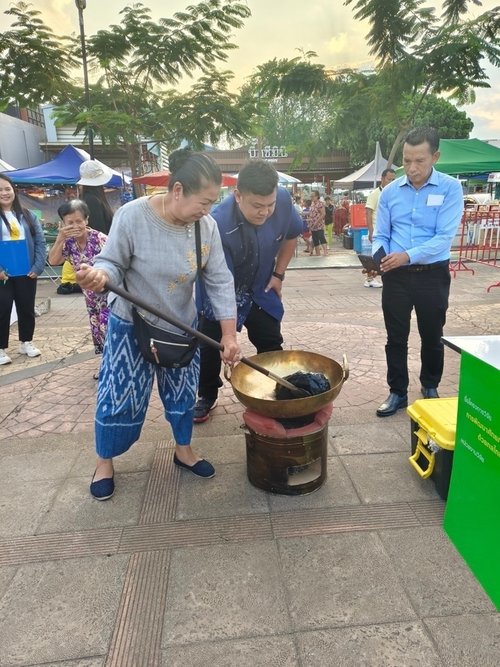 นักวิจัย ม.นครพนม จัดสาธิตการทำกะละแมโบราณ ชวนชิมเมนูอาหารถิ่นนครพนม ยลเรือไฟโบราณ งานประเพณีไหลเรือไฟ 2567