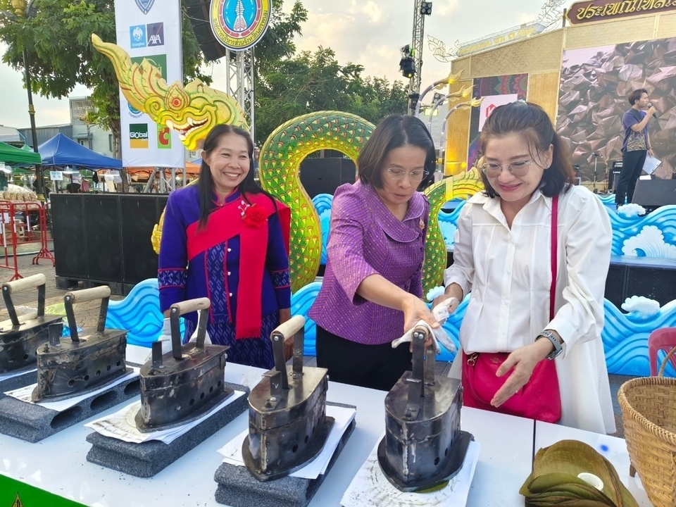 นักวิจัย ม.นครพนม จัดสาธิตการทำกะละแมโบราณ ชวนชิมเมนูอาหารถิ่นนครพนม ยลเรือไฟโบราณ งานประเพณีไหลเรือไฟ 2567