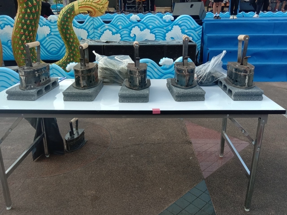 นักวิจัย ม.นครพนม จัดสาธิตการทำกะละแมโบราณ ชวนชิมเมนูอาหารถิ่นนครพนม ยลเรือไฟโบราณ งานประเพณีไหลเรือไฟ 2567