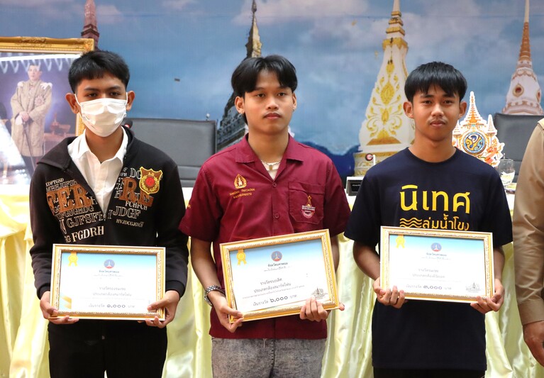 นักศึกษา ม.นครพนม เข้ารับรางวัลการประกวดภาพถ่ายงานประเพณีไหลเรือไฟ จังหวัดนครพนม ประจำปี 2567