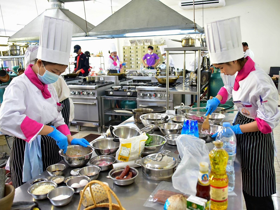 นักศึกษาวิทยาลัยการท่องเที่ยวฯ มนพ. คว้ารางวัลรองชนะเลิศอันดับ 2 รายการแข่งขันด้านการพัฒนาบุคลิกภาพ THM FAIR 2024