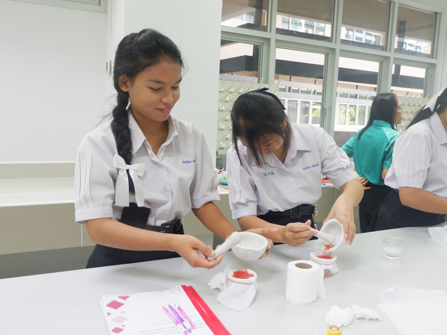 คณะวิทยาศาสตร์ จัดกิจกรรมส่งเสริมและพัฒนาทักษะการปฏิบัติการด้านวิทยาศาสตร์นักเรียนระดับมัธยมศึกษาตอนปลาย ประจำปีการศึกษา 2567 โรงเรียนนาคำราษฎร์รังสรรค์