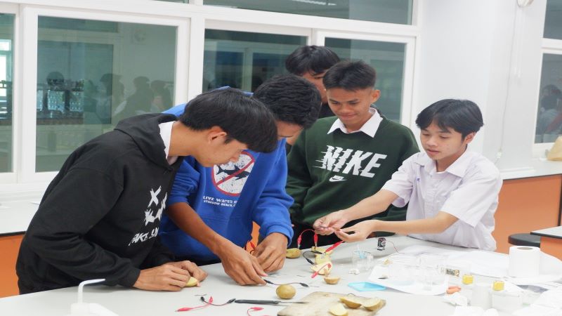 คณะวิทยาศาสตร์ จัดกิจกรรมส่งเสริมและพัฒนาทักษะการปฏิบัติการด้านวิทยาศาสตร์นักเรียนระดับมัธยมศึกษาตอนปลาย ประจำปีการศึกษา 2567 โรงเรียนนาคำราษฎร์รังสรรค์