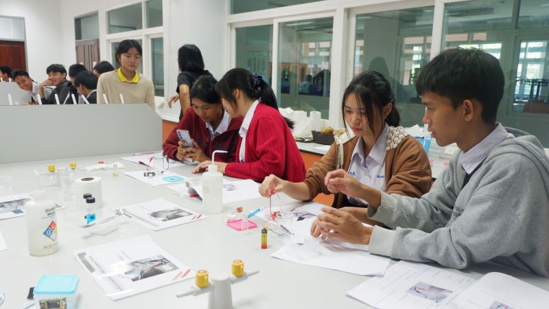 คณะวิทยาศาสตร์ จัดกิจกรรมส่งเสริมและพัฒนาทักษะการปฏิบัติการด้านวิทยาศาสตร์นักเรียนระดับมัธยมศึกษาตอนปลาย ประจำปีการศึกษา 2567 โรงเรียนนาคำราษฎร์รังสรรค์