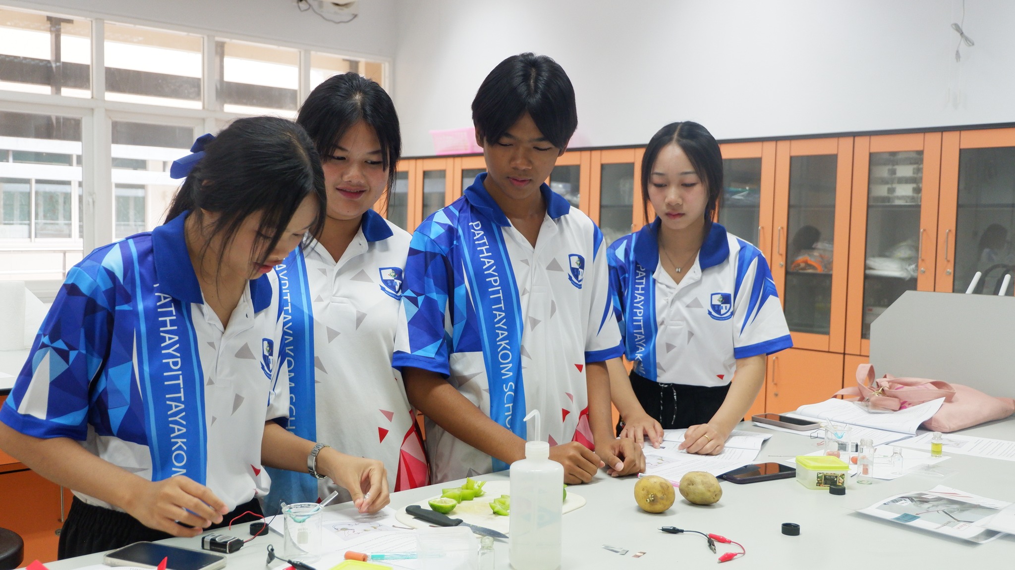 คณะวิทยาศาสตร์ จัดโครงการส่งเสริมพัฒนาศักยภาพผู้เรียนห้องเรียนพิเศษ SME โรงเรียนพะทายพิทยาคม