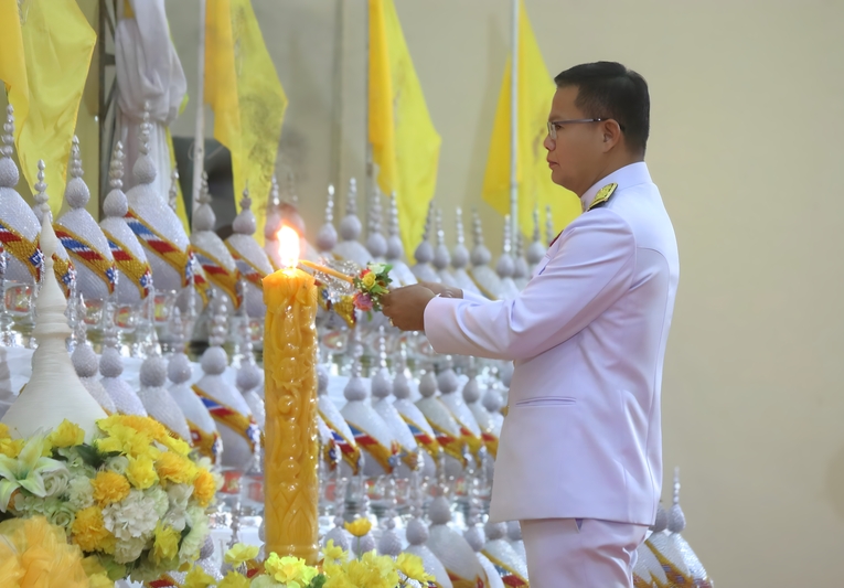 ม.นครพนม ร่วมพิธีถวายเครื่องราชสักการะ วางพานพุ่ม และจุดเทียนถวายพระพรชัยมงคล เนื่องในโอกาสวันเฉลิมพระชนมพรรษา พระบาทสมเด็จพระเจ้าอยู่หัว