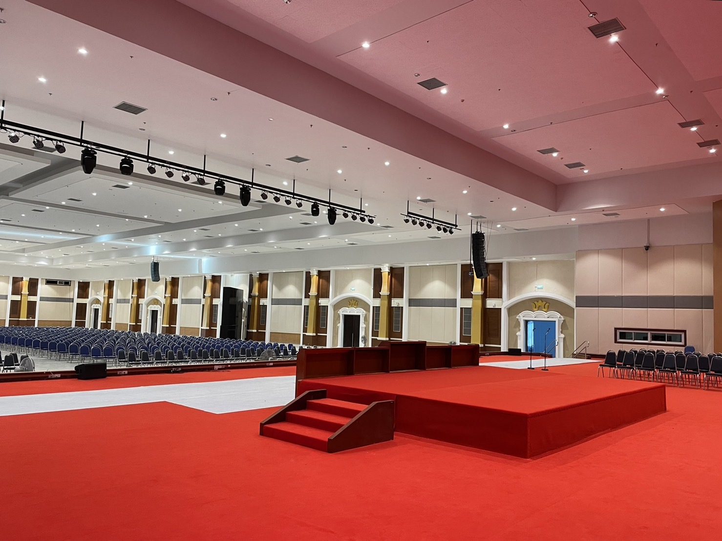 อธิการบดี ลงพื้นที่ติดตามการเตรียมงานหอประชุมวชิรบพิตร