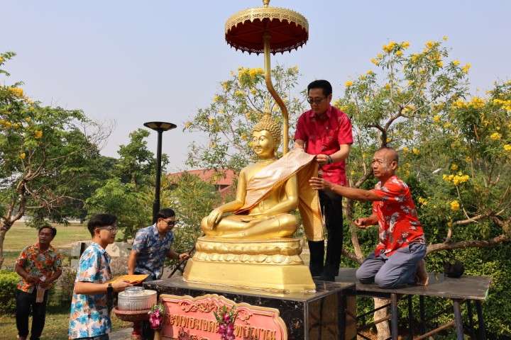 อธิการบดี ม.นครพนม ร่วมพิธีรดน้ำดำหัว เนื่องในเทศกาลสงกรานต์ ประจำปี 2569