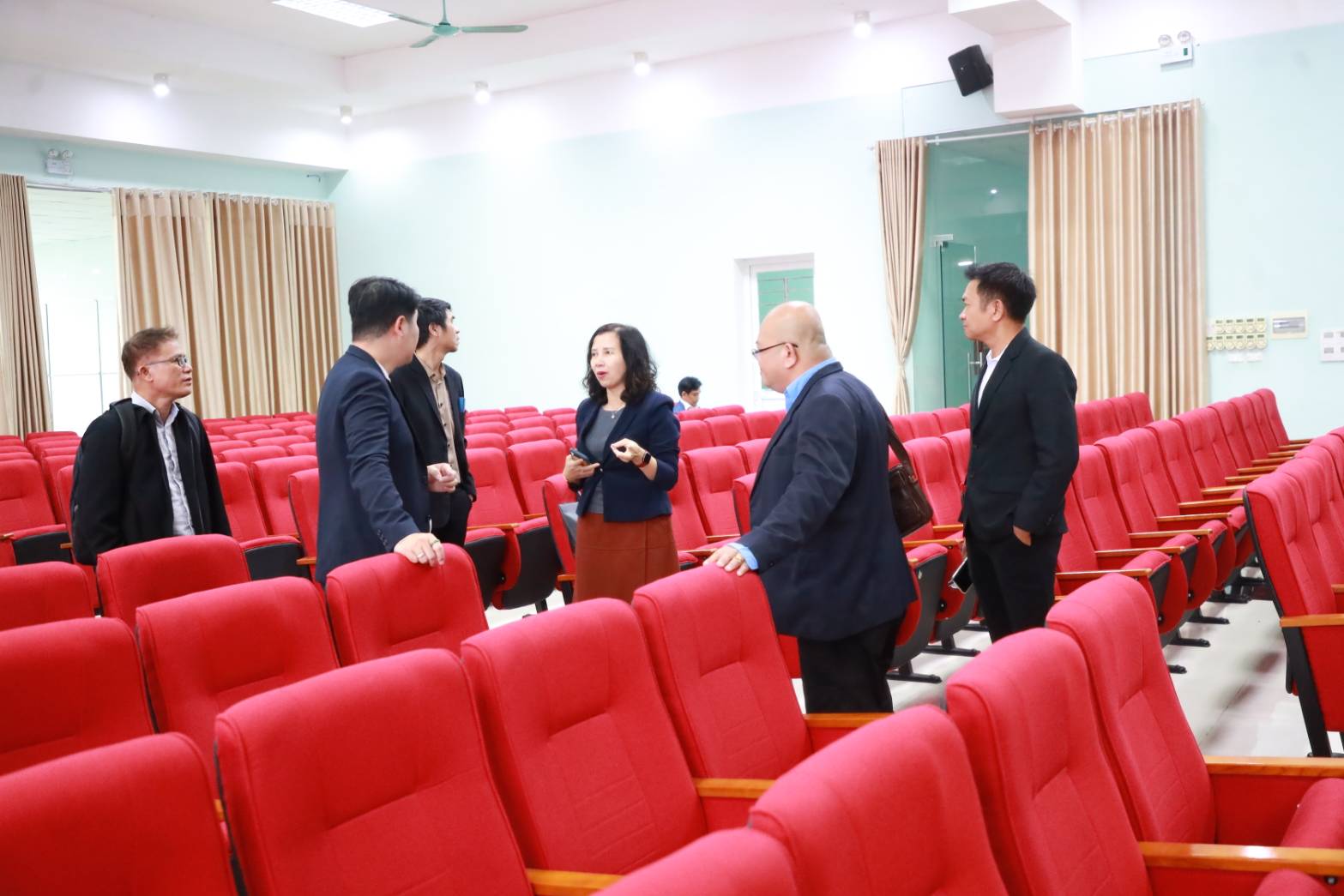 NPU Strengthens Academic Ties Through Visit to Ha Tinh University, Vietnam