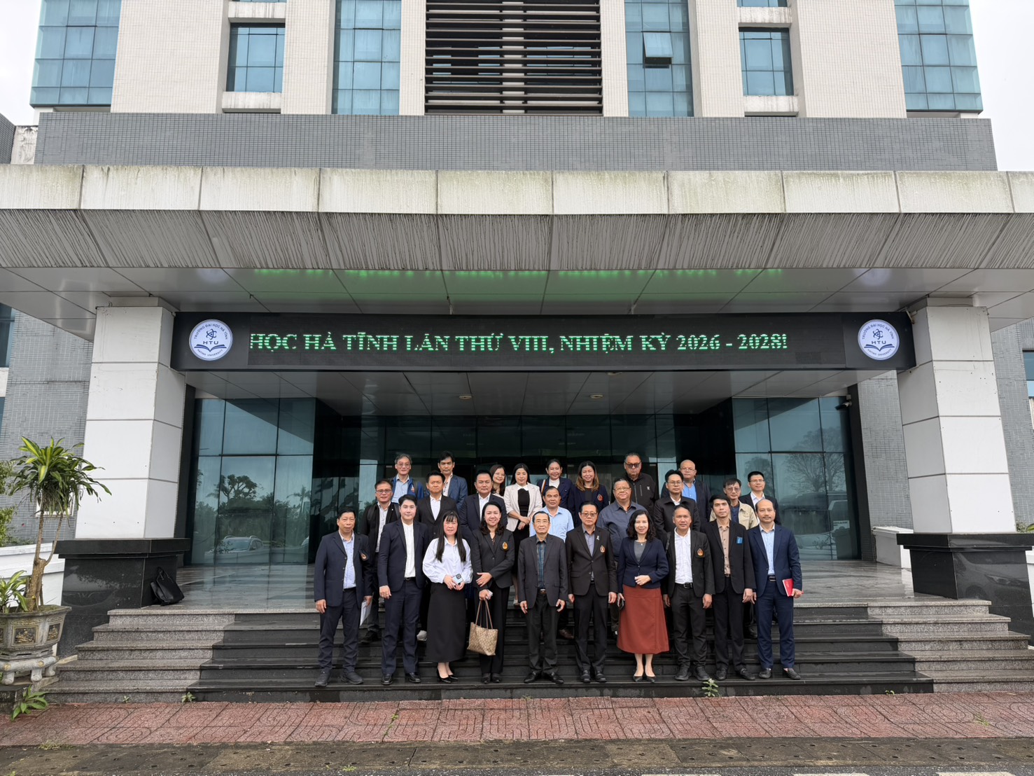 NPU Strengthens Academic Ties Through Visit to Ha Tinh University, Vietnam