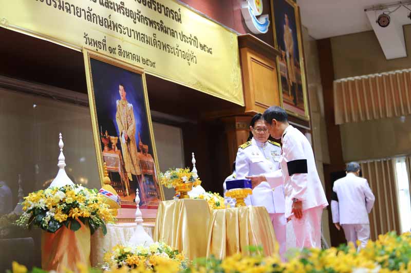 มหาวิทยาลัยนครพนม จัดพิธีรับพระราชทานเครื่องราชอิสริยาภรณ์และเหรียญจักรพรรดิมาลา ประจำปี 2568