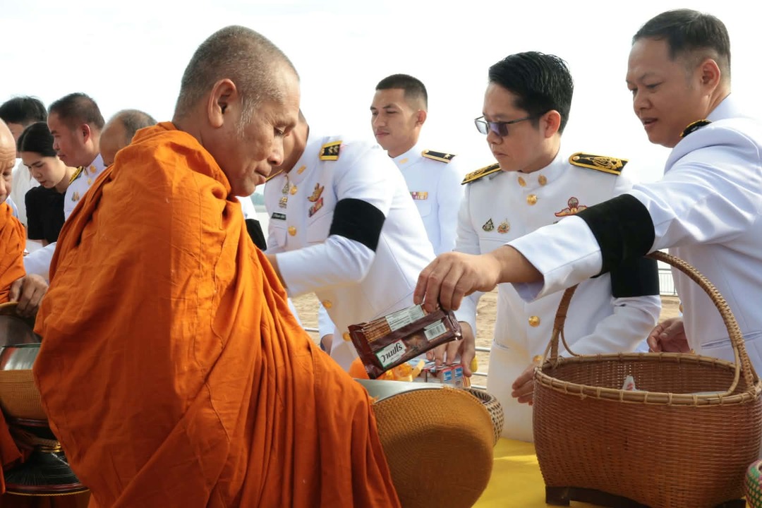มหาวิทยาลัยนครพนมร่วมพิธีเจริญพระพุทธมนต์และทำบุญตักบาตรพระสงฆ์และวางพวงมาลา เนื่องในวันนวมินทรมหาราช ประจำปี 2569