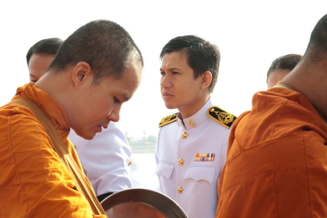 มหาวิทยาลัยนครพนมร่วมพิธีเจริญพระพุทธมนต์และทำบุญตักบาตรพระสงฆ์และวางพวงมาลา เนื่องในวันนวมินทรมหาราช ประจำปี 2569